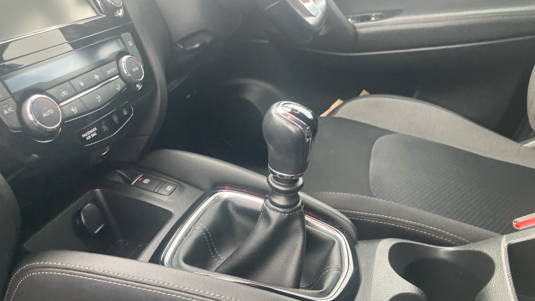 Nissan Qashqai 1.3 DiG-T N-Connecta 5dr Petrol Hatchback